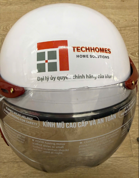 Quà tặng nón bảo hiểm cao cấp khi mua phụ kiện Blum tại Techhomes VN